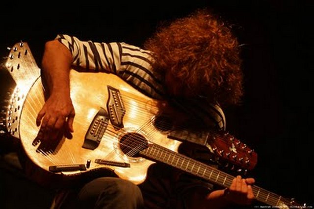 Pat-Metheny-plays-the-Pikasso-Guitar.jpg